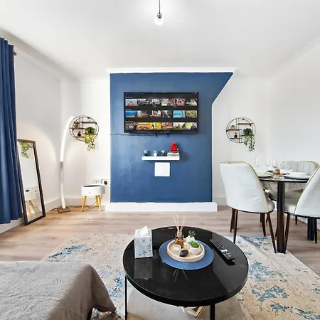 Modern 2 Bed Apartment Sleeps 7